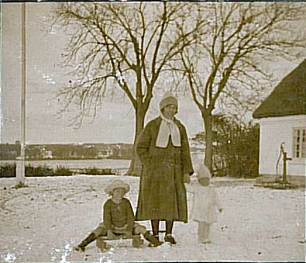 Agnethe og børnene ude i snen