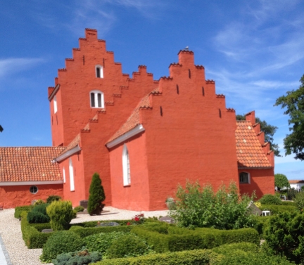 Den flotte rødmalede Odden kirke
