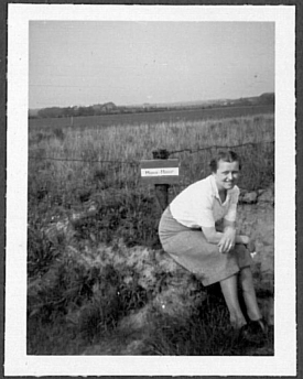 Ermegaard sidder her ved et minefelt - efter befrielsen i 1945